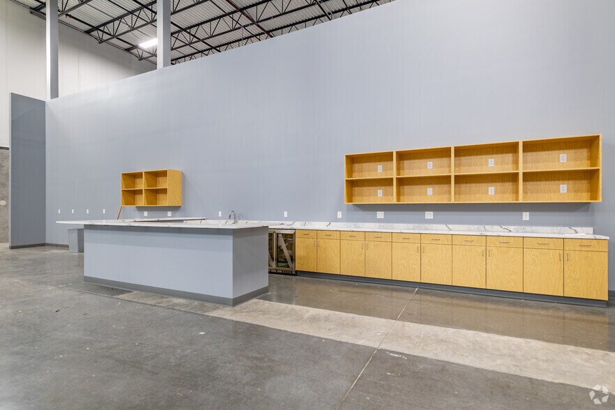 More Photos Of 12415 Old Lagrange Rd, Louisville Warehouse For Lease