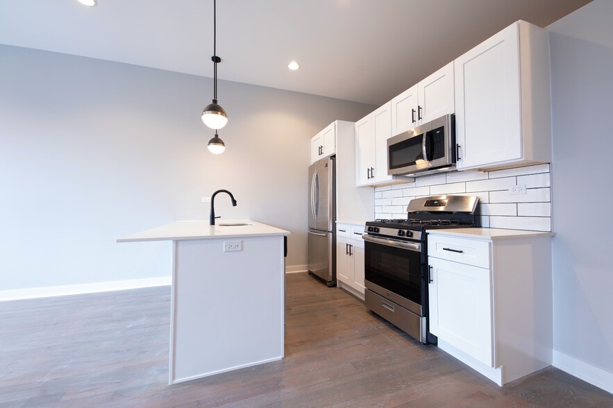 More Photos Of 1637 W Chicago Ave, Chicago Apartments For Lease