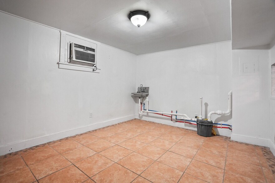 More Photos Of 2422 Montana Ave, El Paso Storefront Retail Office For Sale