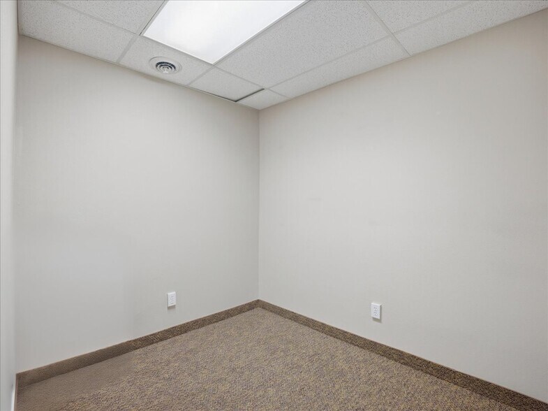 More Photos Of 950-960 Uglow Ave SE, Dallas Medical For Sale