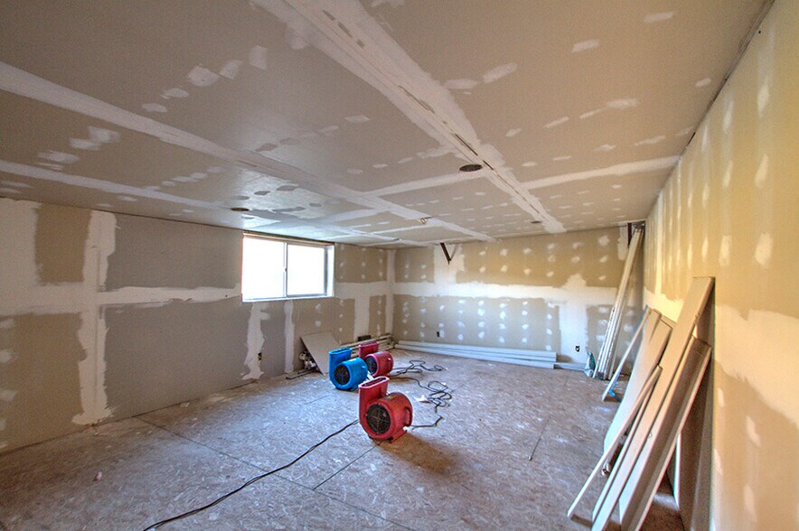 More Photos Of 225 West St, Evanston Light Manufacturing For Sale