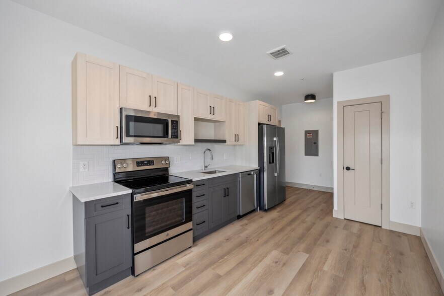 More Photos Of 27 S Squirrel Rd, Auburn Hills Coworking Space