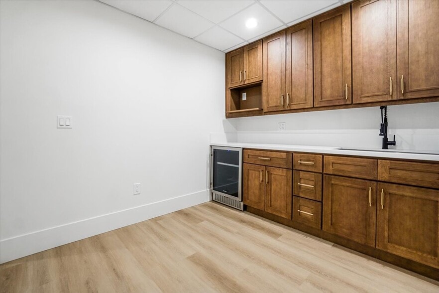 More Photos Of 1240 N Jefferson St, Anaheim Warehouse For Sale