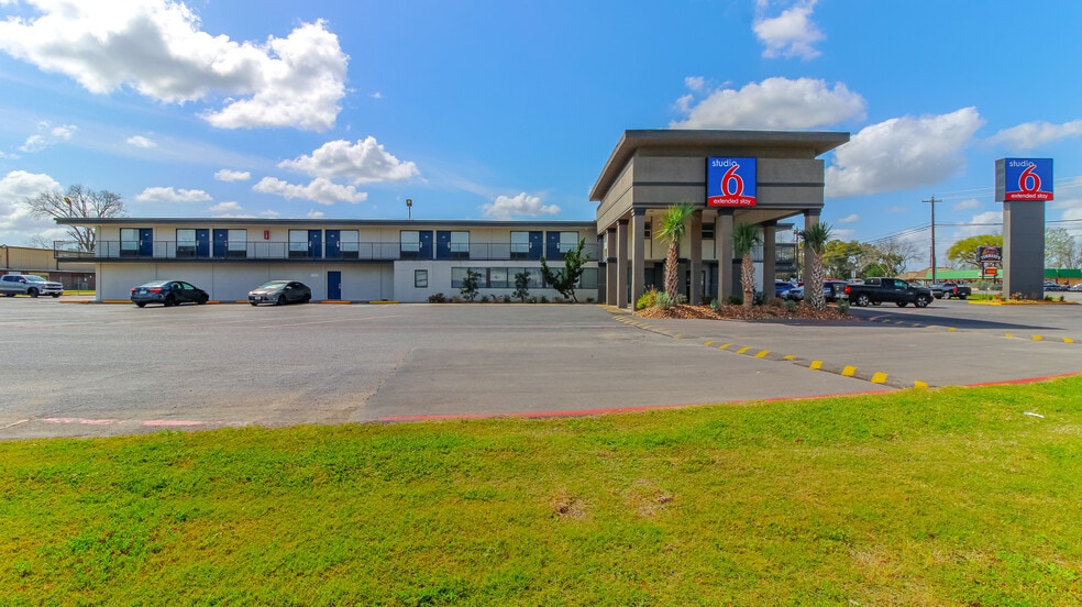 More Photos Of 110 E Highway 6, Alvin Hotel For Sale
