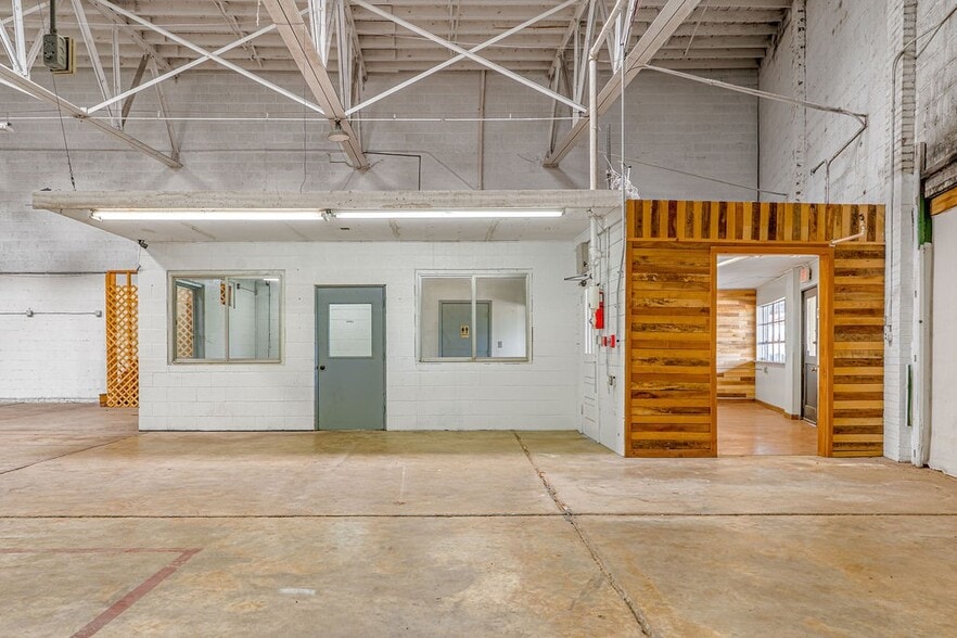 More Photos Of 1214 College St, Clarksville Warehouse For Lease