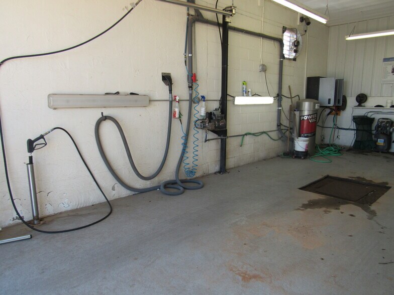 More Photos Of 1904 E Broadway St, Altus Distribution For Sale