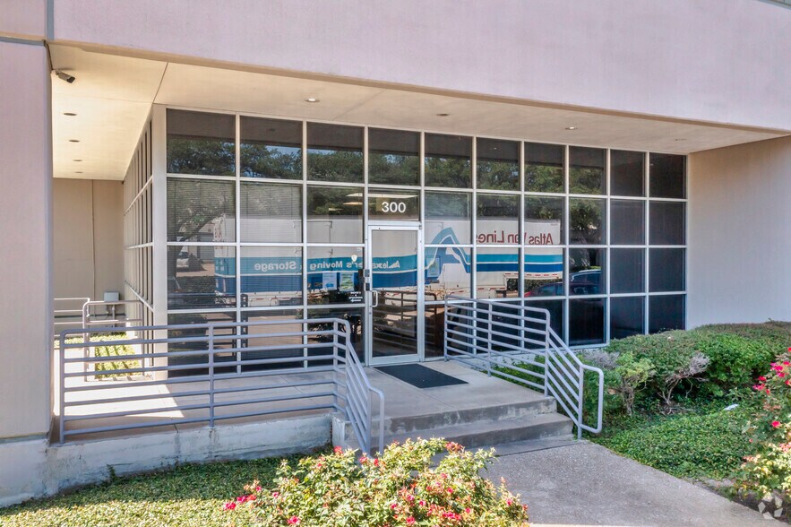 More Photos Of 2750 N Miller Park Dr, Garland Warehouse For Lease