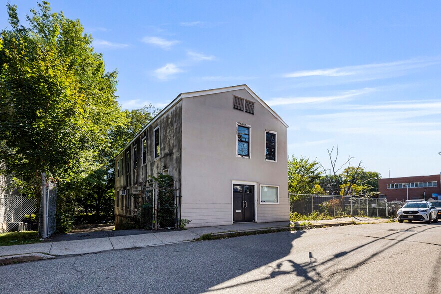 More Photos Of 28 Lawrence St, Spring Valley Industrial For Sale