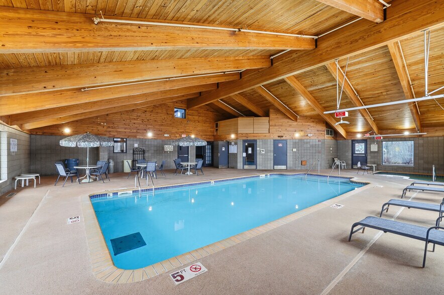 More Photos Of 4675 White Bear Pky, White Bear Lake Hotel For Sale