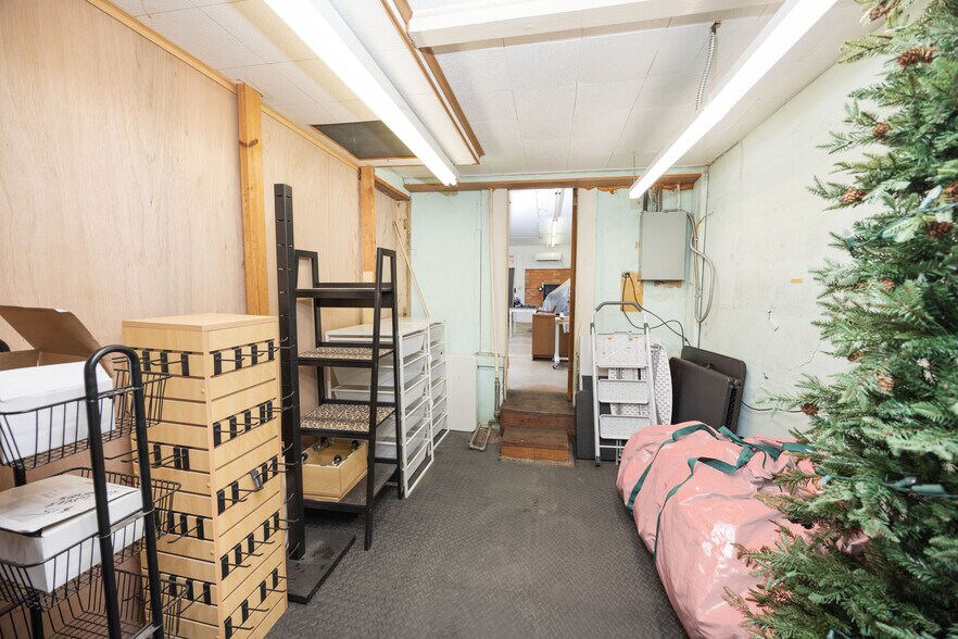 More Photos Of 1118 18th St, Hondo Storefront For Sale