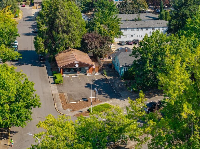 More Photos Of 1890 Capitol St NE, Salem Freestanding For Sale