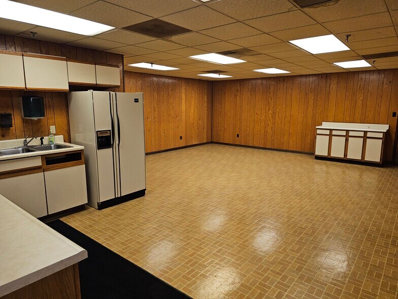 More Photos Of 1551 S Wilcox Dr, Kingsport Distribution For Lease