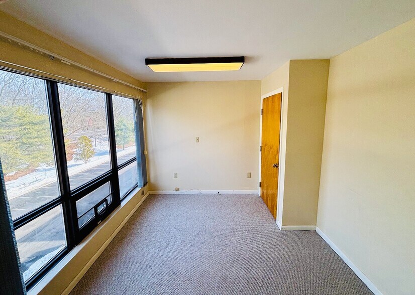 More Photos Of 567 Vauxhall St, Waterford Medical For Sale