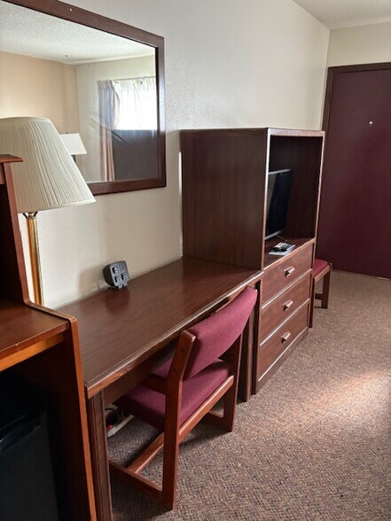 More Photos Of 900 E 7th St, Wayne Hotel For Sale