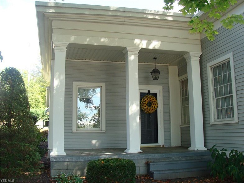 More Photos Of 890 E State St, Salem Flex For Sale