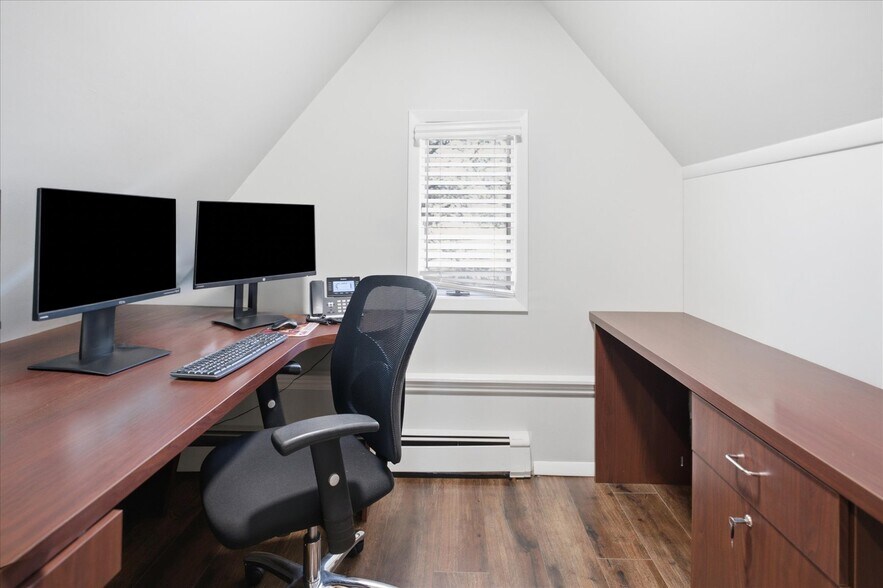 More Photos Of 20 Manor Rd, Smithtown Office For Sale