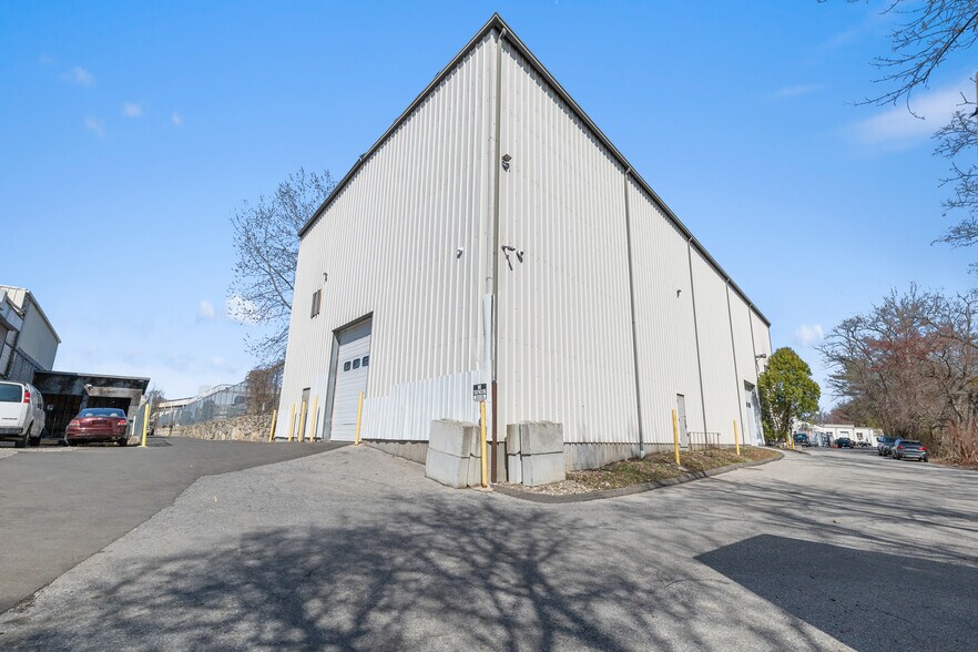 More Photos Of 55 Poplar St, Stamford Light Distribution For Sale