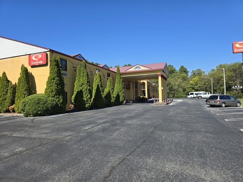 More Photos Of 1507 N Tibbs Rd, Dalton Hotel For Sale