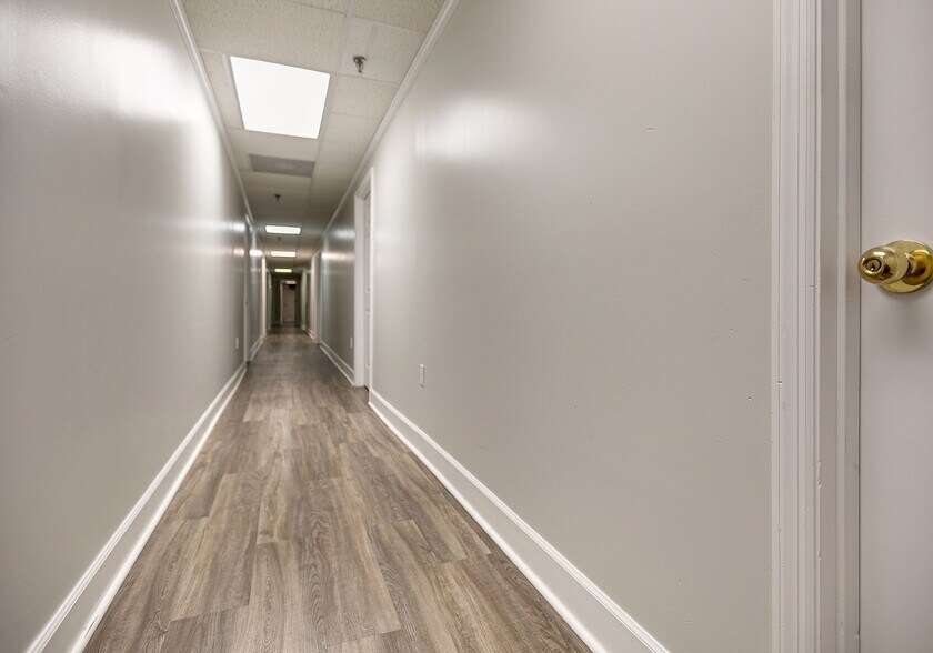 More Photos Of 809 S Main St, Columbia Office For Sale