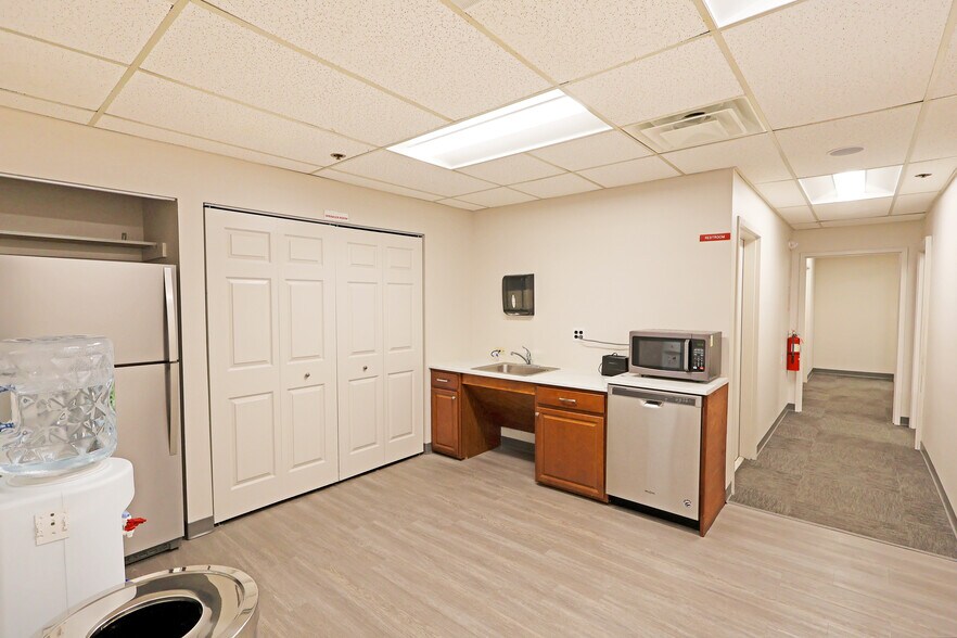 More Photos Of 10 Jewel Dr, Wilmington Warehouse For Lease