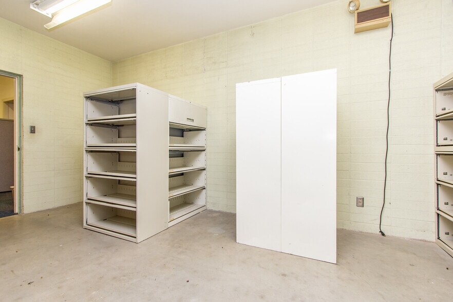 More Photos Of 971 E Broadway Ave, Atwater Office For Lease