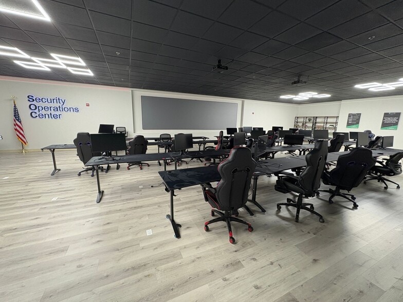 More Photos Of 45305 Catalina Ct, Sterling Showroom For Sale