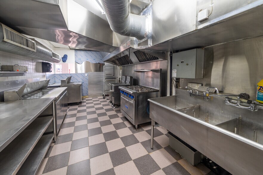 More Photos Of 15475 Marine Dr, White Rock Storefront Retail Office For Lease