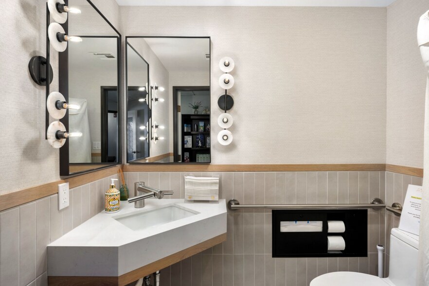 More Photos Of 1001 B Ave, Coronado Medical For Lease