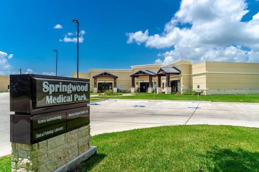 More Photos Of 106 Springwood Dr, Victoria Medical For Sale