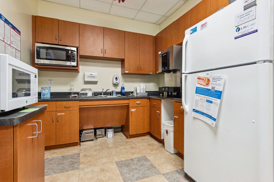 More Photos Of 4275 Western Blvd, Jacksonville Medical For Sale