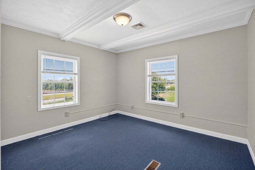 More Photos Of 168 Faulconerville Dr, Amherst Flex For Sale