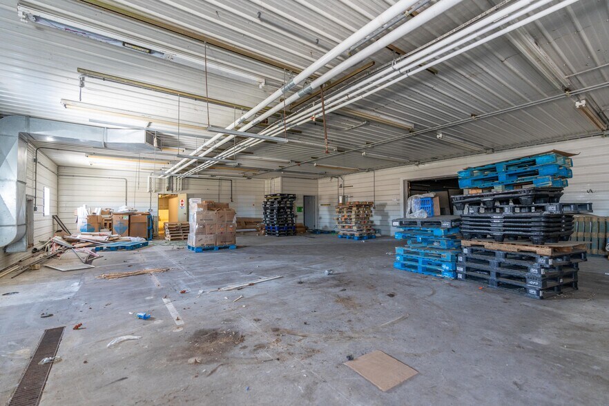 More Photos Of 2280 Deerfield Ave N, Dalton Industrial For Sale