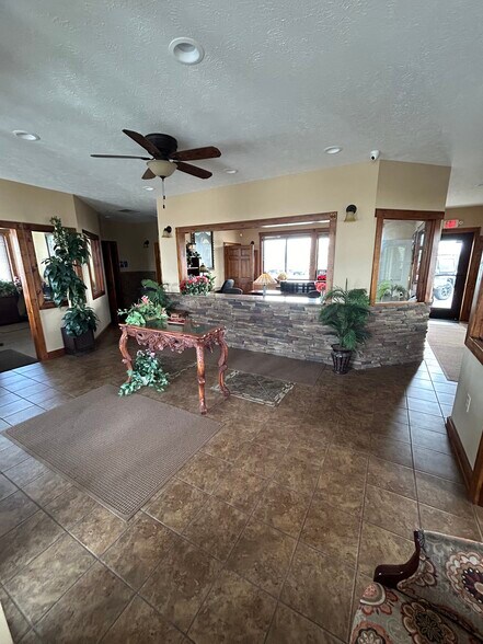 More Photos Of 4211 S Limit Ave, Sedalia Auto Dealership For Lease