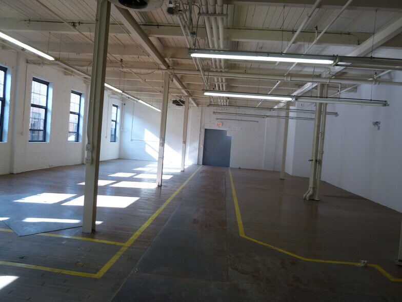 More Photos Of 1940 S Western Ave, Chicago Showroom For Lease