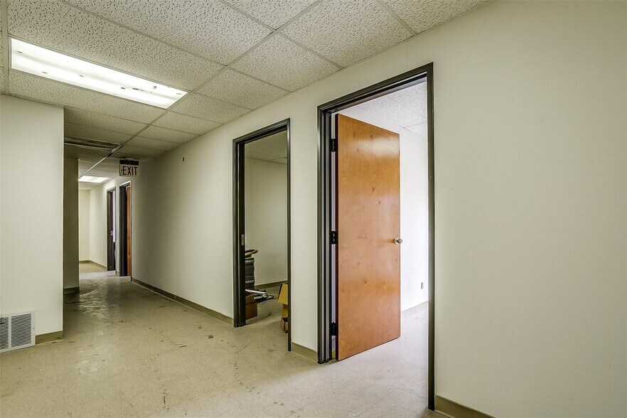 More Photos Of 117 W Rock Island Ave, Boyd Light Manufacturing For Lease