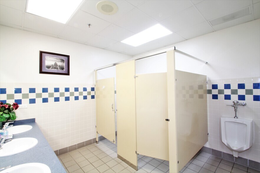 More Photos Of 14240 Dante Ave, Dolton Loft Creative Space For Lease