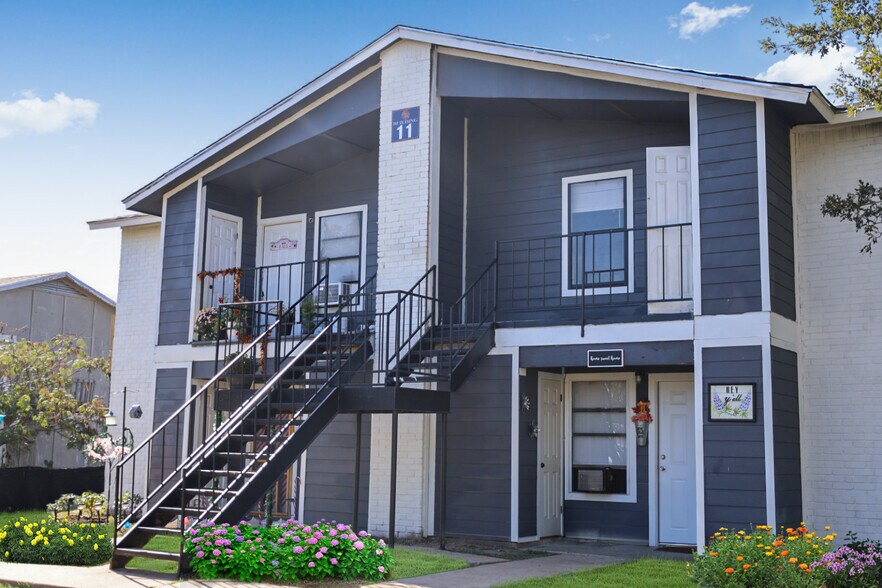 More Photos Of 1105 Westwood Ln, Giddings Apartments For Sale