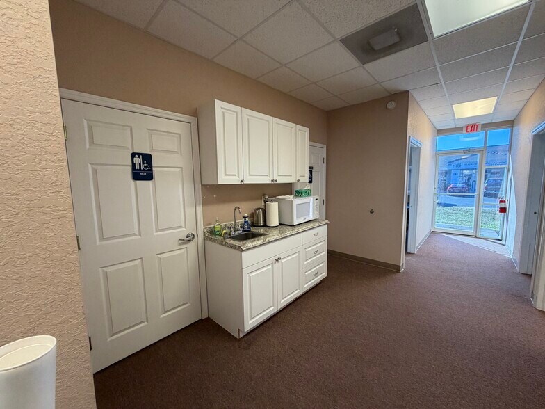 More Photos Of 6150 Diamond Centre Ct, Fort Myers Medical For Sale