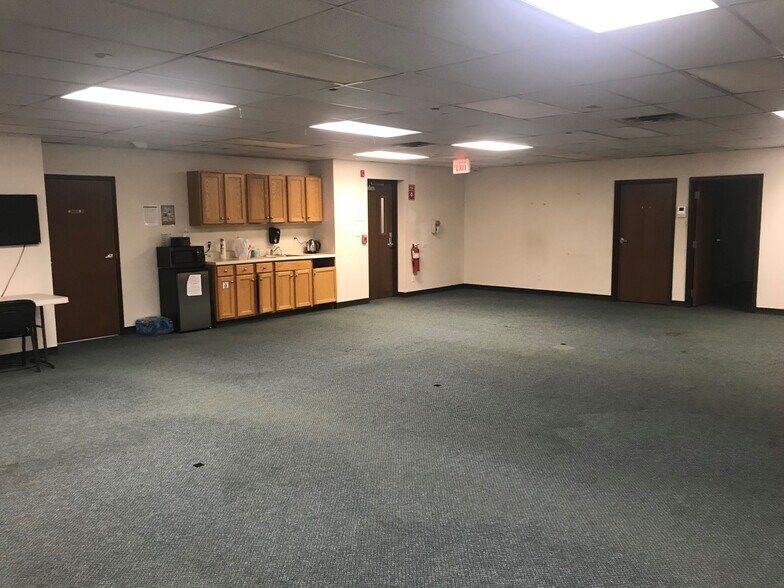 More Photos Of 45 Gracey Ave, Meriden Manufacturing For Lease