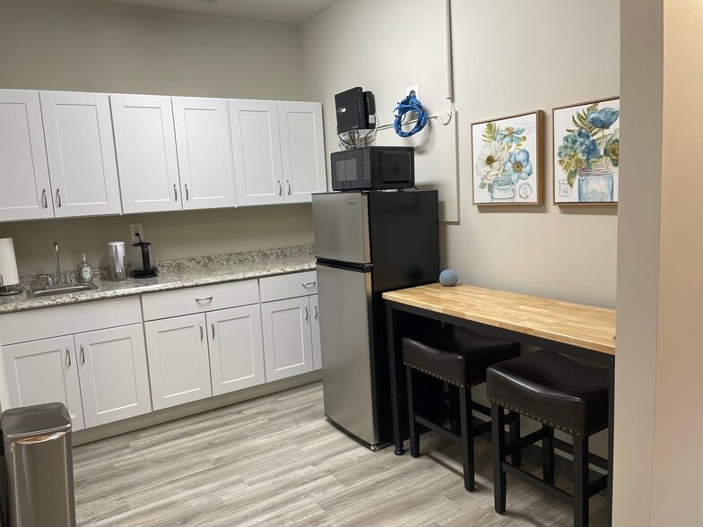 More Photos Of 247 River Park North Dr, Woodstock Medical For Sale