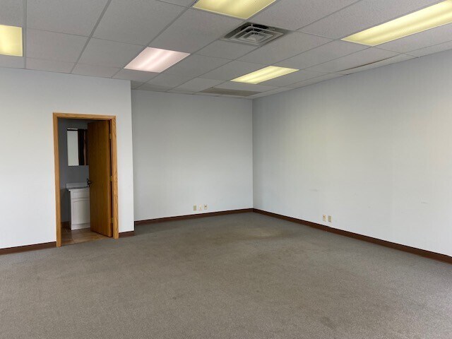 More Photos Of 459-473 N Washburn St, Oshkosh Storefront Retail Office For Lease