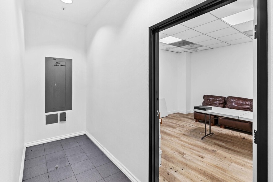 More Photos Of 9362 Eton Ave, Chatsworth Warehouse For Lease