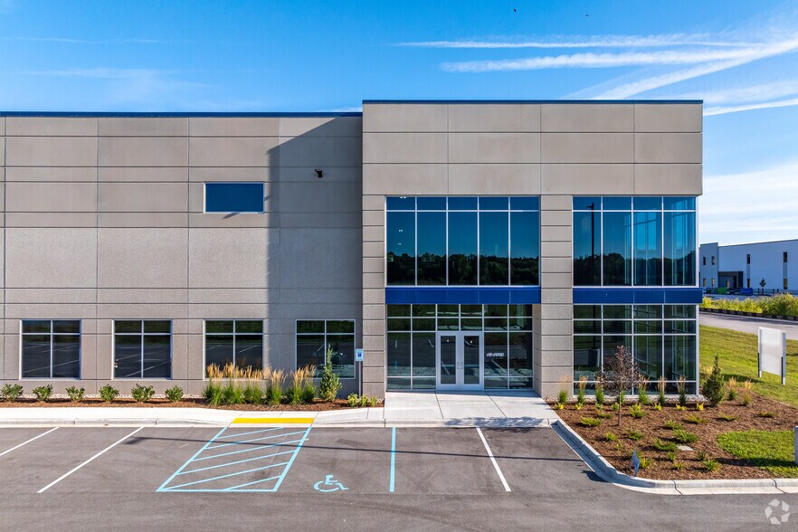 More Photos Of N53W25374 Highlands Court, Sussex Distribution For Lease