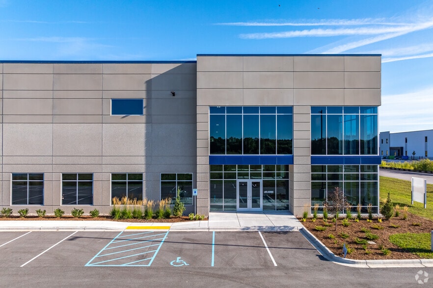 More Photos Of N53W25374 Highlands Court, Sussex Distribution For Lease