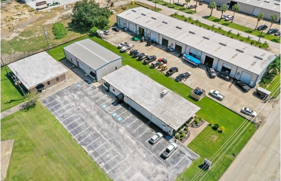 More Photos Of 2020 Anders Ln, Kemah Flex For Lease