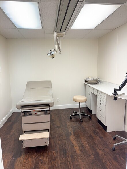 More Photos Of 3630 Almazan Dr, Dallas Medical For Lease