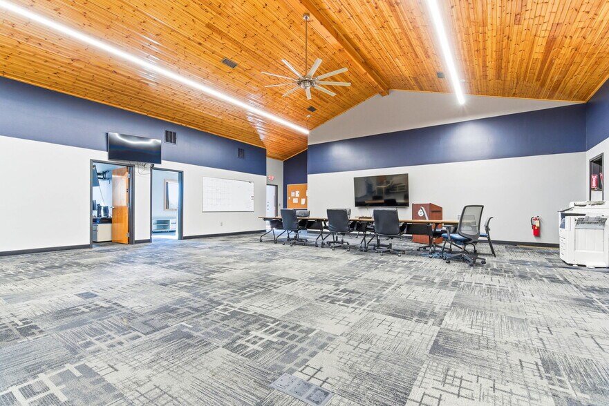 More Photos Of 13720 Aiken Rd, Louisville Warehouse For Lease