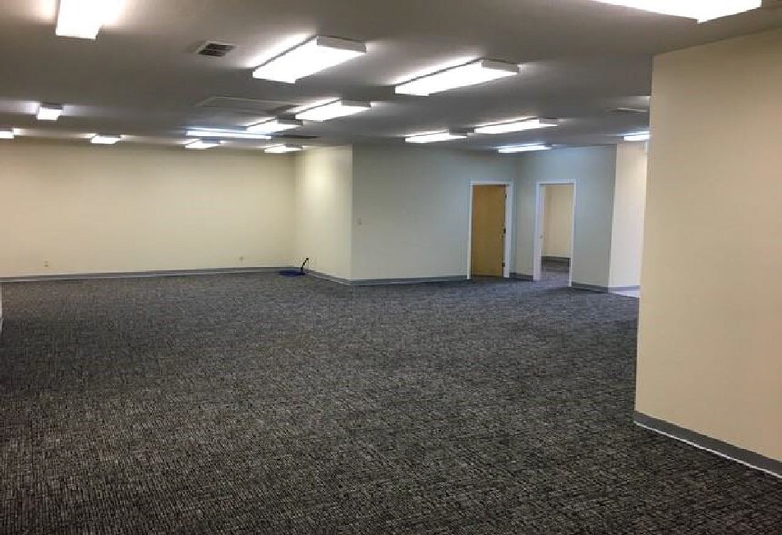 More Photos Of 2535 Parkway Dr, Shelbyville Office For Lease