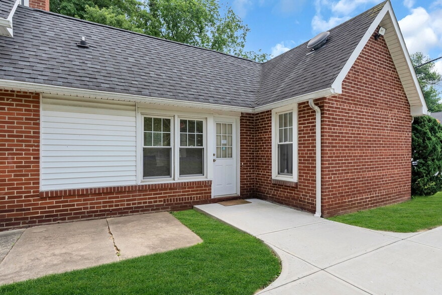 More Photos Of 8-10 Tindall Rd, Middletown Office For Lease