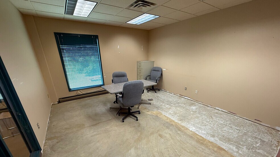 More Photos Of 2245 Mcgillivray Blvd, Winnipeg Warehouse For Lease